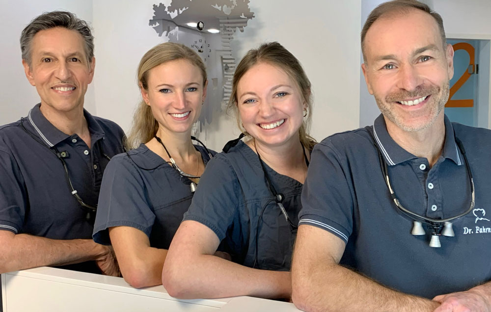 Zahnarztpraxis-Dr.-Fahrnholz-Dr-Lichtinger-Zahnaerzte-Freising-Teamfoto-farbe