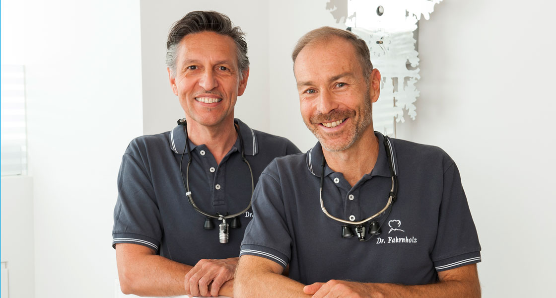Zahnarztpraxis-Dr.-Fahrnholz-Dr.-Lichtinger-Zahnaerzte-Freising-Teamfoto